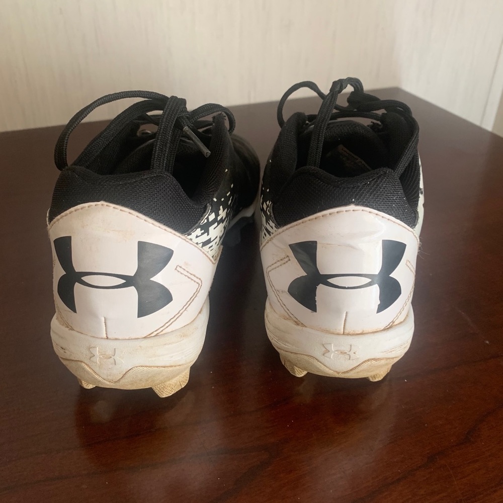 Under Armor Baseball Shoes - Picture 2 of 3